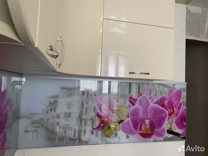 Фартук для кухни из стекла