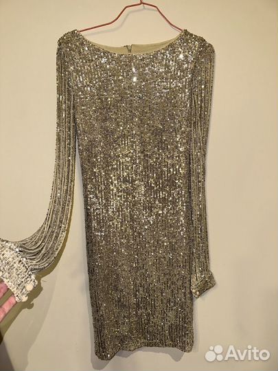 Платье в пайетках с рукавами-лапшой