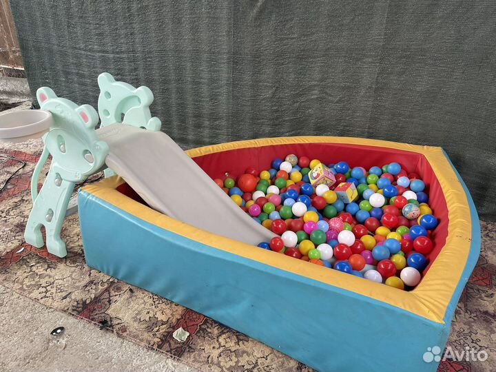 Сухой бассейн с шариками и горкой