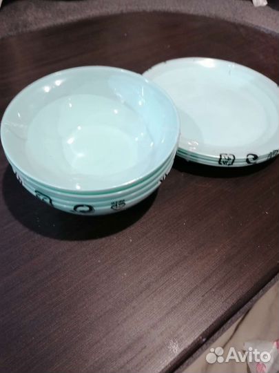 8 тарелок, 4 глубокие, 4 плоские, икея