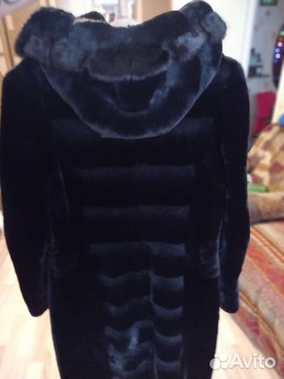 Шуба мутоновая с капюшоном ниже колен 48 размер