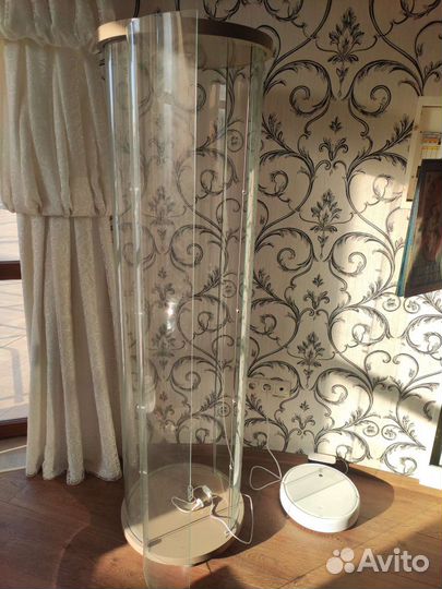 Стеклянная витрина с подсветкой