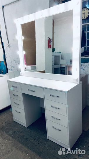 Гримерное зеркало со столом