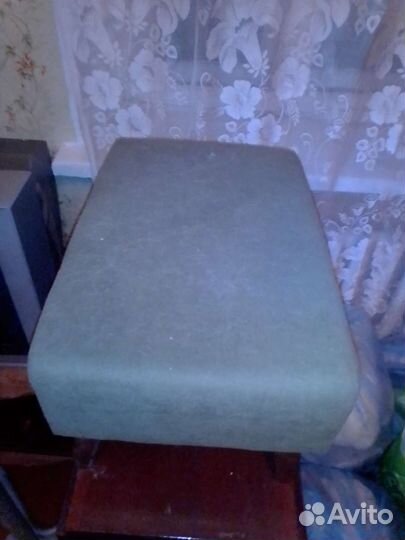 Вешалка напольная. Пуфик. Телевизор