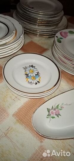 Набор тарелок, стакан, чайная пара