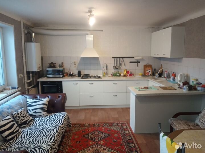 Зал и большая кухня в частном доме- под праздники