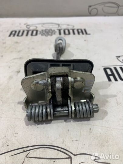 Ограничитель двери передний правый Nissan Terrano