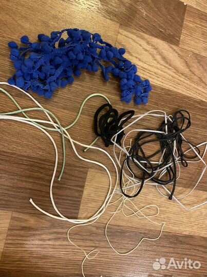 Ленты атласные рулонами и небольшими кусочками