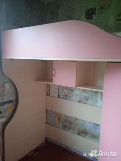 Детская кровать чердак со столом и шкафом