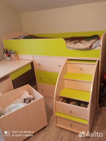Детская кровать чердак со столом и шкафом