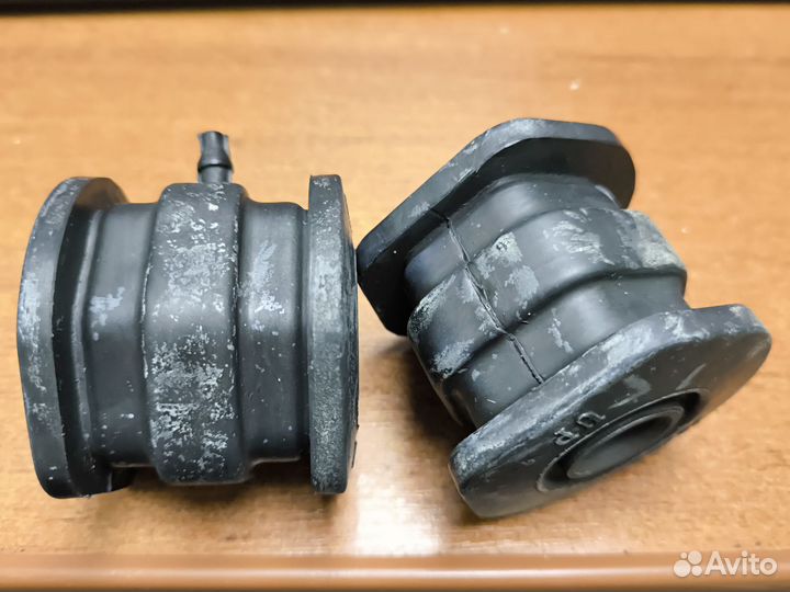 Два сайлентблока перед.нижних рычагов одним лотом