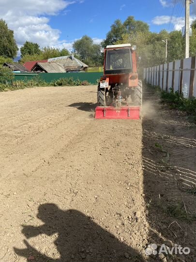 Вспашка земли трактором