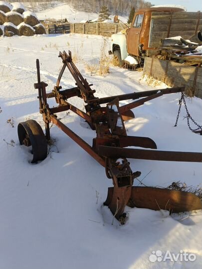 Плуг навесной трёх корпусной
