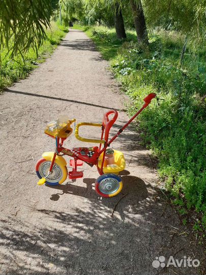 Велосипед детский трехколесный с ручкой