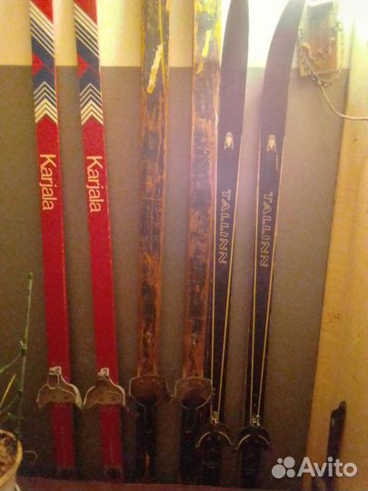 Лыжи, лыжные палки, лыжные ботинки - три пары