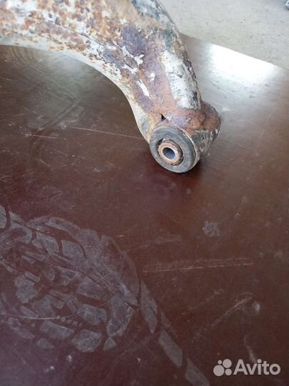 Рычаг-задний левый 