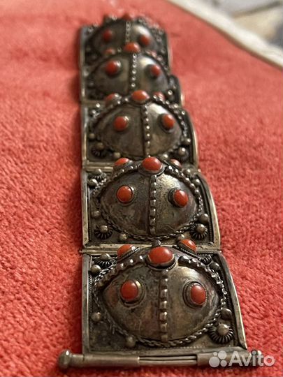 Серебряный браслет с кораллами