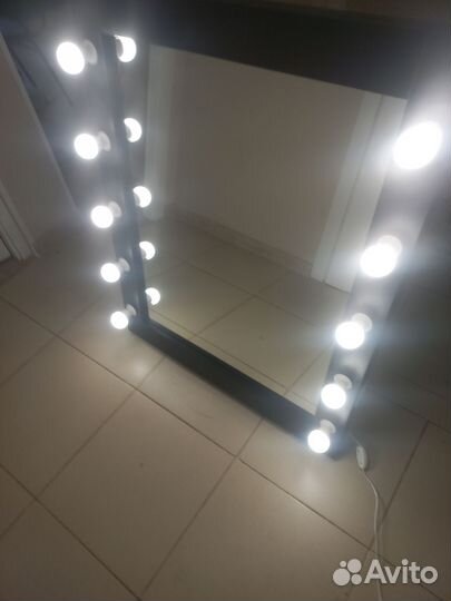 Гримёрное зеркало с лампочками