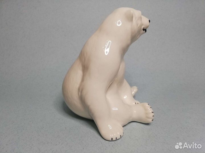 Фарфоровая статуэтка Белый медведь