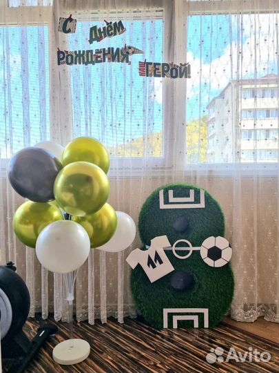 Большая цифра 8 футбольное поле