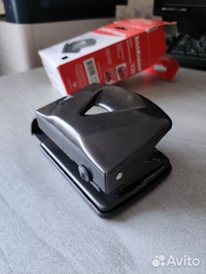 Дырокол со встроенной линейкой ErichKrause