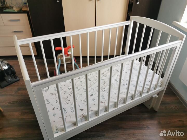 Детская кроватка с маятником +матрас