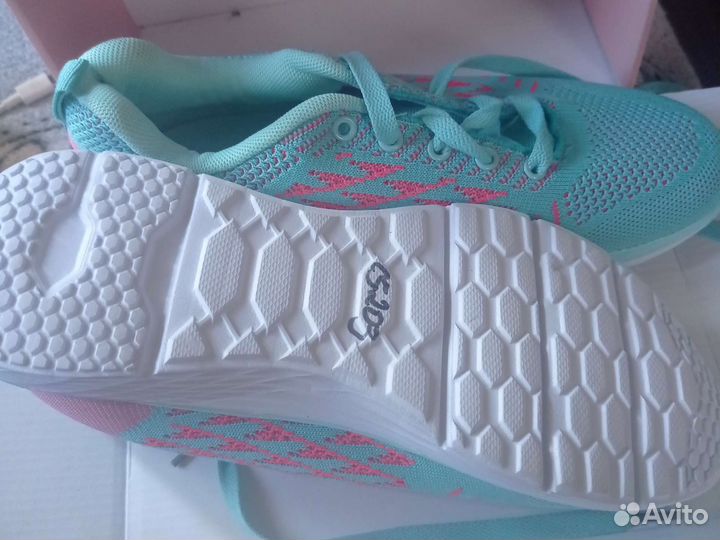 Кроссовки женские новые