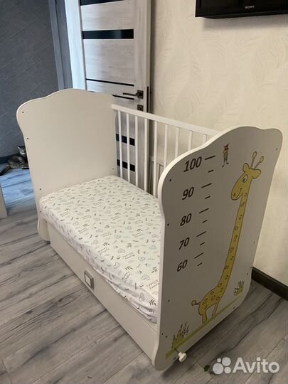Детская кроватка с маятником