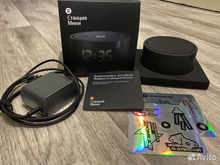 Яндекс-станция мини с часами