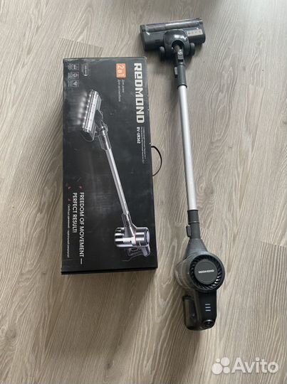 Redmond вертикальный пылесос