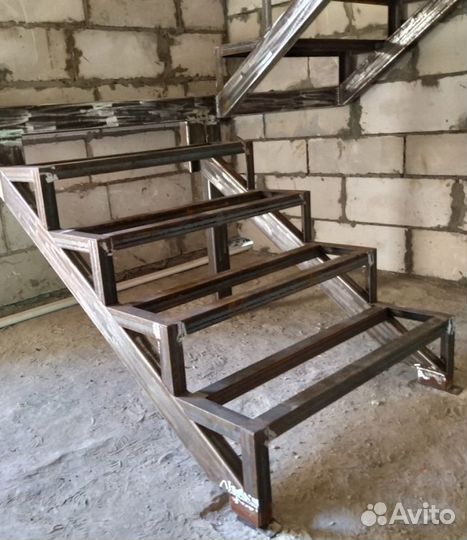 Каркас из металла лестницы под обшивку на дачу