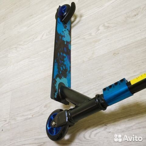 Самокат трюковый черно-синий, цветные колеса