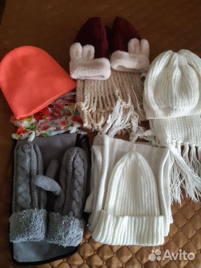 Комплекты шапки, шарфы, варежки