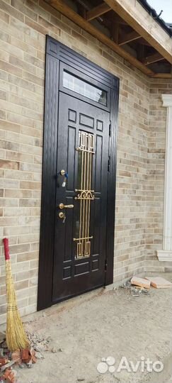 Входные металлические двери со стеклом и ковкой