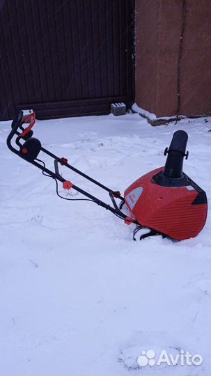 Электрический снегоуборщик