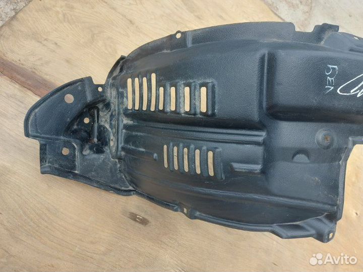 Подкрылок передний правый Toyota Land Cruiser