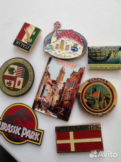 Брелки и магниты, значки