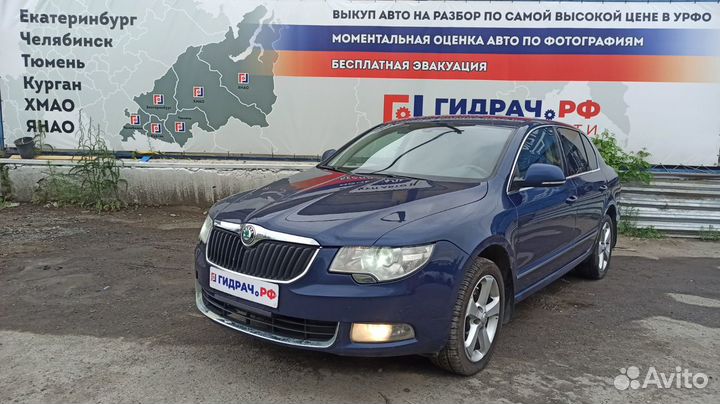 Стекло двери передней левой Skoda Superb 2 3T08452