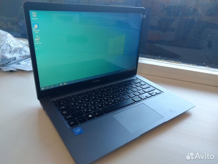 Новый тонкий стильный ноутбук