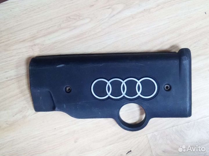 Крышка двигателя audi A8 D2 077103723C