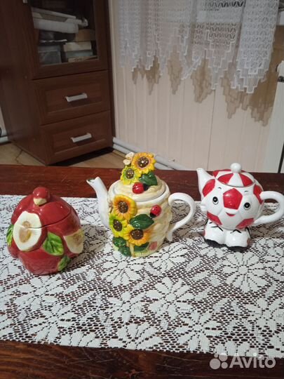 Заварочные чайники и сахарница