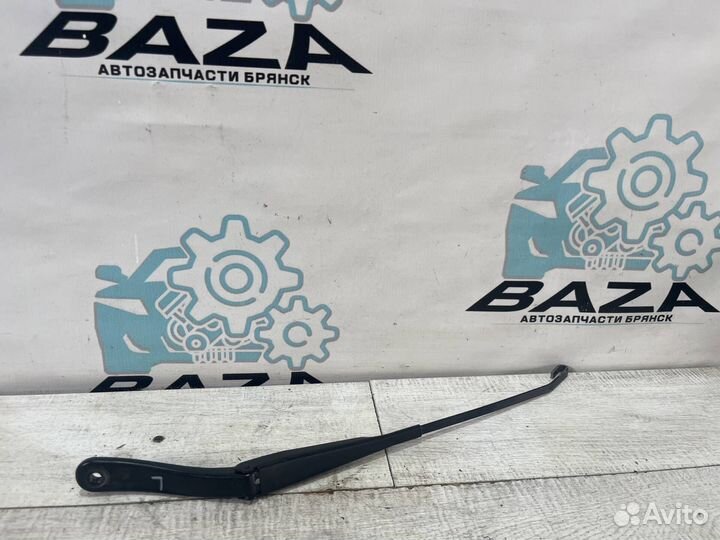 Поводок стеклоочистителя левый Renault Sandero