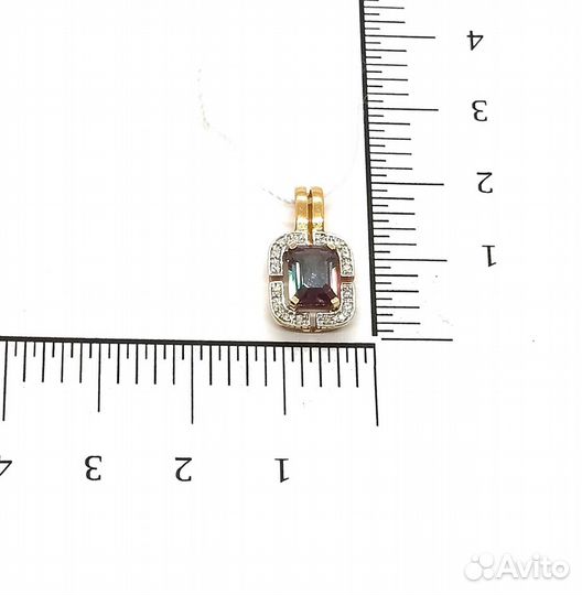 Золотая подвеска с камнем