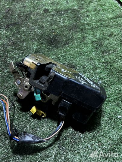 Замок двери передний левый Chrysler Sebring