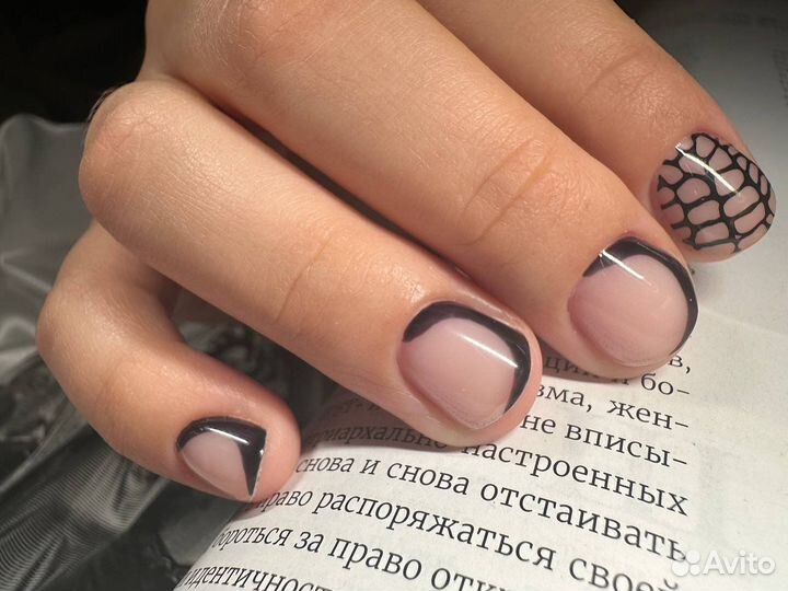 Модель на маникюр