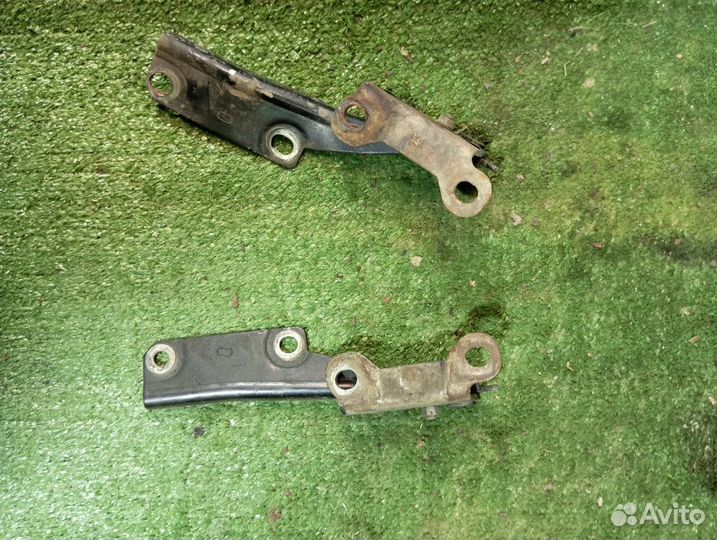 Петля капота левая правая mitsubishi carisma