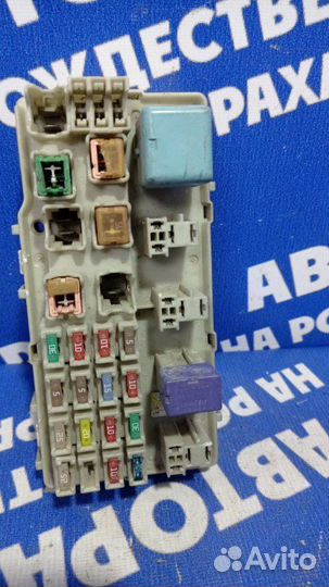 Блок предохранителей под капот Toyota Camry 30