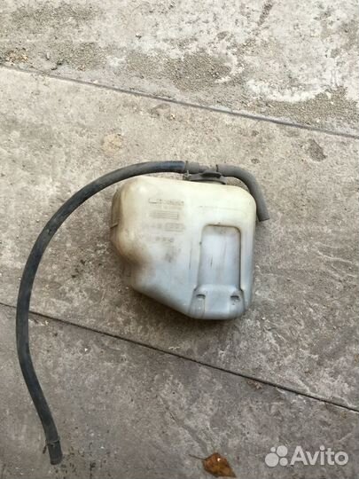 Расширительный бачок радиатора