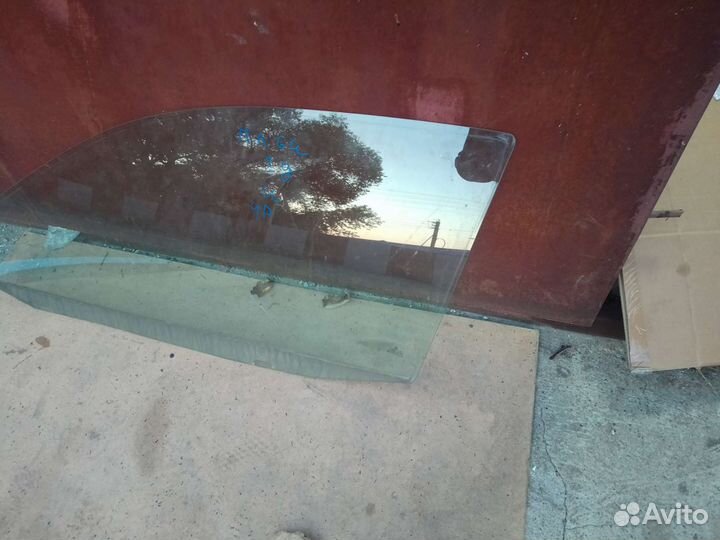 Левое стекло golf 4 3D купе зд