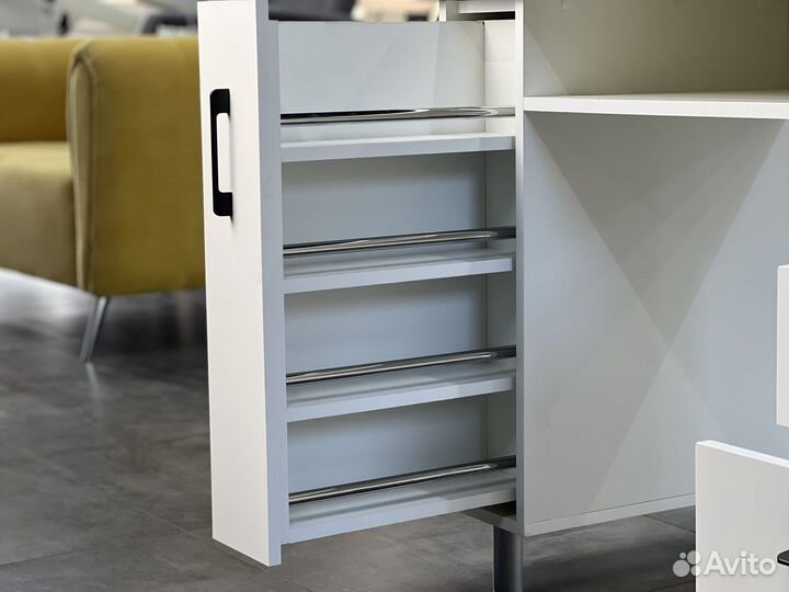 Маникюрный стол с розетками